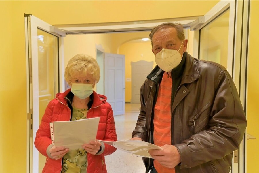 Auch vor der Booster-Impfung kommt der Papierkram: Ilona und Hans-Jürgen Ulbrich aus Neuplanitz haben sich am Montag in Reinsdorf im Haus der Entdecker ihre dritte Spritze geben lassen. 