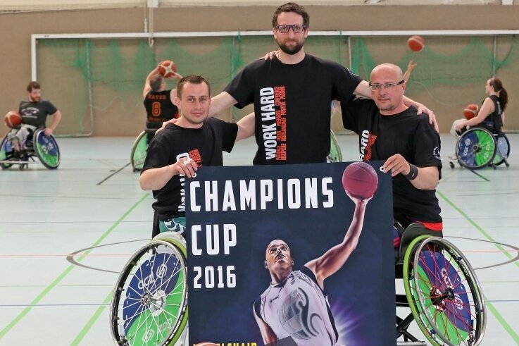 Zwickau freut sich auf die besten Teams Europas - Vytautas Skucas, Trainer Marco Förster und Rostislav Pohlmann (v. l.) präsentieren das Plakat für den Champions-Cup 2016.