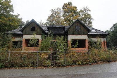 Zwickau: Für die Bauruine am Weißenborner Wald gibt es noch immer keine Lösung - Hier sollte – wie beim Vorgängerbau – am Eingang zum Weißenborner Wald eine kleine Gaststätte entstehen. Doch seit 1999 tut sich am Rohbau nichts mehr.