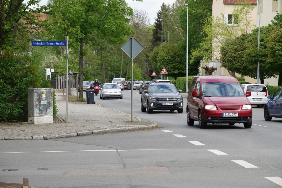 Zwickau: Fußgänger sollen die Karl-Keil-Straße sicherer überqueren können - Die viel befahrene Karl-Keil-Straße soll mit einer Querungshilfe leichter zu überqueren sein.