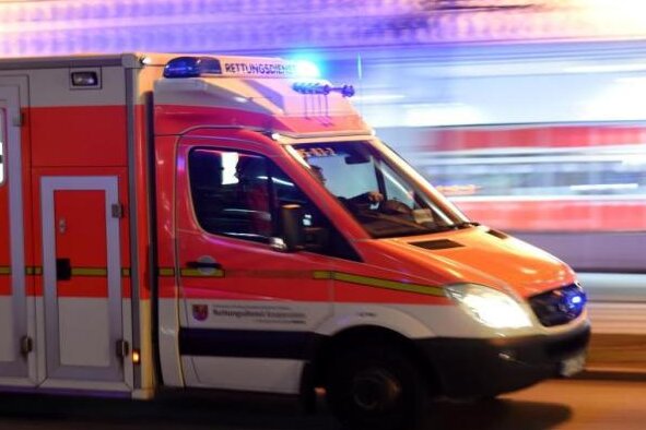 Zwickau: Fußgängerin bei Unfall schwer verletzt - 