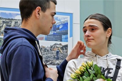 Zwickau: Gedenkstunde zum Jahrestag des Kriegsbeginns - Oleksandra Polishchuks (26) Eltern, Großeltern und ihr kleiner Bruder sind noch in der Ukraine. Nur ihr Freund Danylo Poperzhny konnte mit ihr fliehen. 