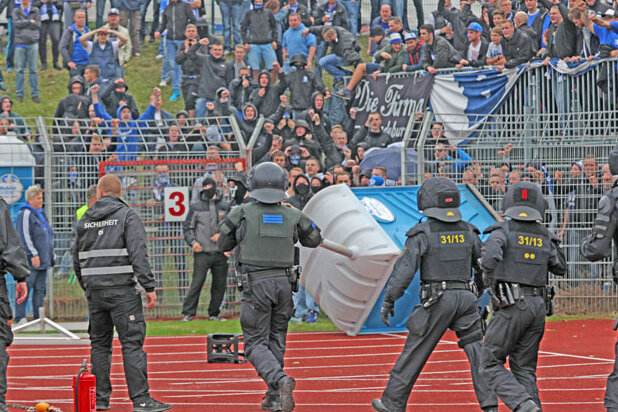 Zwickau gewinnt gegen Magdeburg - Spielunterbrechung nach Randalen - 