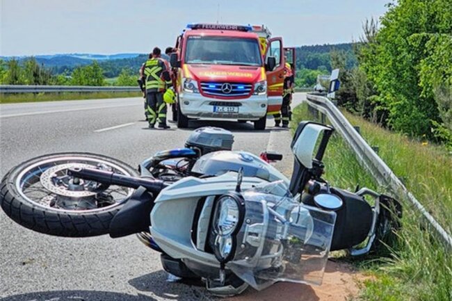 Zwickau: Gleich zwei schwere Unfälle hintereinander auf Autobahnzubringer - Schwer verletzt wurde der Fahrer dieses Motorrades, als er auf der S 282 von der Fahrbahn abkam. 