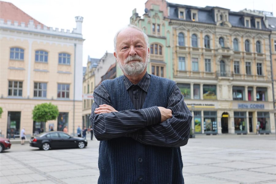 Zwickau: Grüner Stadtrat Martin Böttger beendet Karriere mit musikalischem Abschied - Martin Böttger vor dem Zwickauer Rathaus. Dort ist er künftig seltener anzutreffen.