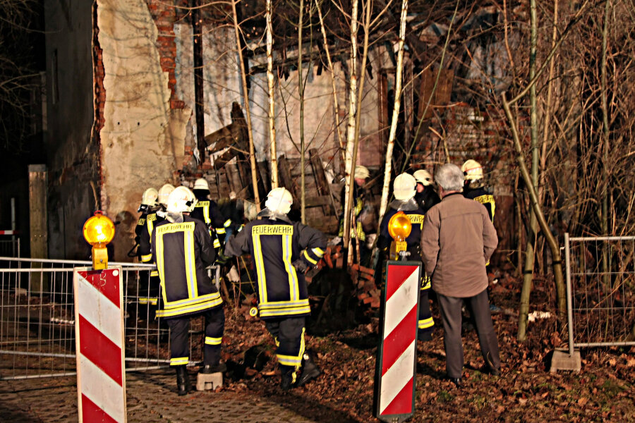 Zwickau: Hauseinsturz - Suche nach Verschütteten - Ein zweistöckiger Anbau stürzte am Dienstag in Zwickau ein.