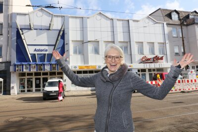 Zwickau: Im Kino "Astoria" bald mehr Platz für Filmfans - Kinobetreiberin Marlies Kieft vor dem "Astoria", das um zwei Etagen aufgestockt werden soll