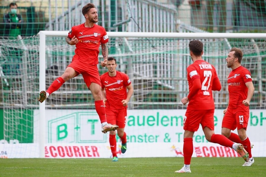 Zwickau im Pokal-Halbfinale: Drinkuth hält den Kopf hin - Zwickaus Felix Drinkuth (li.) bejubelt seinen Treffer. 