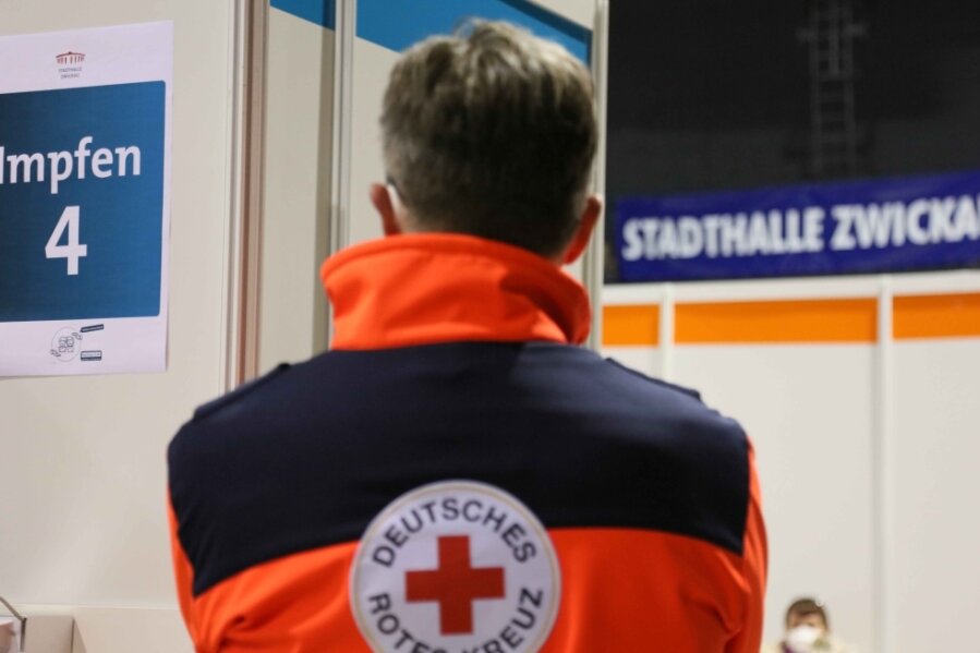 Zwickau: Impfarzt schickt 15-Jährige trotz Termins wieder nach Hause - Ob Minderjährige in der Stadthalle geimpft werden, hängt offenbar davon ab, wer gerade Dienst hat. 