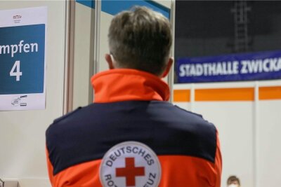 Zwickau: Impfarzt schickt 15-Jährige trotz Termins wieder nach Hause - Ob Minderjährige in der Stadthalle in Zwickau  geimpft werden, hängt offenbar davon ab, wer gerade Dienst hat. 