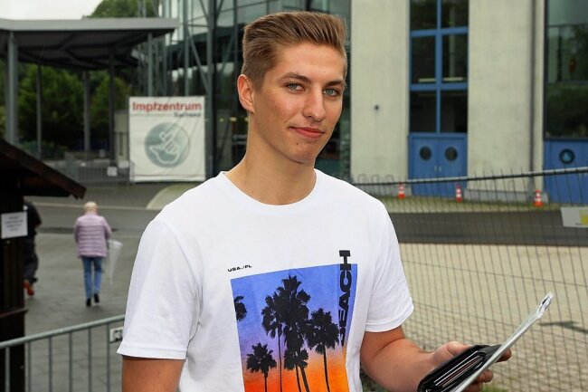 Zwickau: Impfschwänzer machen die Arbeit in der Zwickauer Stadthalle schwer - Warum einige ihren zweiten Impftermin nicht wahrnehmen, kann er nicht verstehen: Fabrice Burkhardt-Medicke (18) aus Glauchau hat sich in der Zwickauer Stadthalle seine zweite Spritze geholt. 