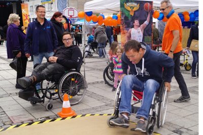 Zwickau: Inklusives Straßenfest lädt ein zum Mitmachen - Ein Rollstuhlparcours war beispielsweise beim Fest 2019 aufgebaut.