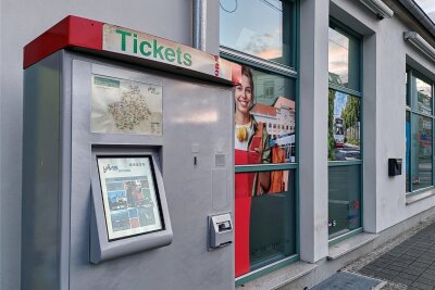 „Zwickau ist teurer als Barcelona“: Reaktionen auf die Preiserhöhung bei Bus und Straßenbahn - Der Gang zum Ticketautomaten wird Fahrgästen mit schmalem Geldbeutel künftig deutlich schwerer fallen.