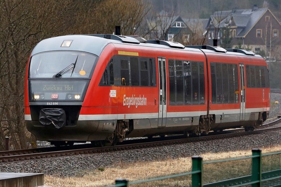 Zwickau-Johanngeorgenstadt: VMS will Erzgebirgsbahnlinie ans Vogtland abgeben - Ein Dieseltriebwagen der Erzgebirgsbahn. Die Ära der roten Züge in der Region endet Mitte 2024. Zwei Strecken wird die City-Bahn übernehmen, die dritte soll an die Länderbahn gehen. 