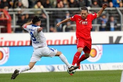 Zwickau kassiert in Karlsruhe dritte Niederlage in Serie - Marcel Mehlem (Karlsruhe, links) im Angriffsmodus gegen Aykut Öztürk (Zwickau)