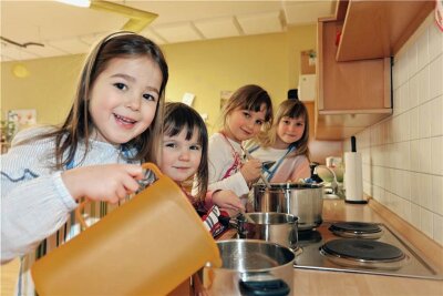 Zwickau: Kinder kochen für Gäste - Leni, Emily, Amalia und Greta (von links) haben Spaß beim Kochen in ihrer Kita und wollen am Samstag zum Tag der offenen Tür die Gäste bewirten.