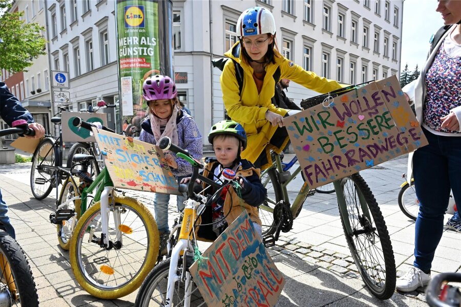 Zwickau: Kinder und Jugendliche demonstrieren für mehr Sicherheit im Radverkehr - Bereits im Mai gab es eine weltweite Aktion für mehr Fahrrad-Sicherheit. Damals beteiligte sich unter anderem Chemnitz an der „Kidical Mass“.