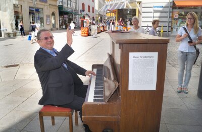 Zwickau: Klaviermusik belebt die Innenstadt - Als erster Künstler griff Thomas Unger, Lehrer am Zwickauer Robert-Schumann-Konservatorium, in die Tasten des Klaviers in der Zwickauer Innenstadt.