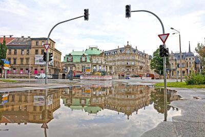 Zwickau: Kreuzung überschwemmt - Straßen weiter gesperrt - Wasserrohrbruch in Zwickau an der Kreuzung Reichenbacher Straße/Humboldtstraße