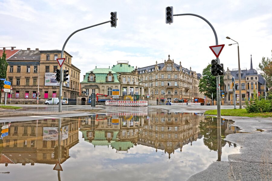 Zwickau: Kreuzung überschwemmt - Straßen weiter gesperrt - Wasserrohrbruch in Zwickau an der Kreuzung Reichenbacher Straße/Humboldtstraße