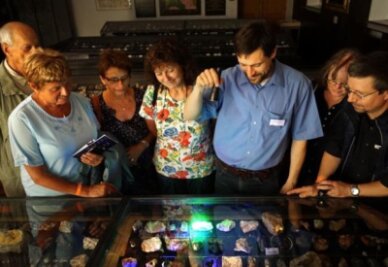 Zwickau lädt zum sechsten Mal zur Museumsnacht ein - Vergangenes Jahr zeigte unter anderem Sven Neuhaus (3. von rechts) Besuchern, wie Mineralien unter UV-Licht plötzlich besonders farbintensiv erstrahlen.