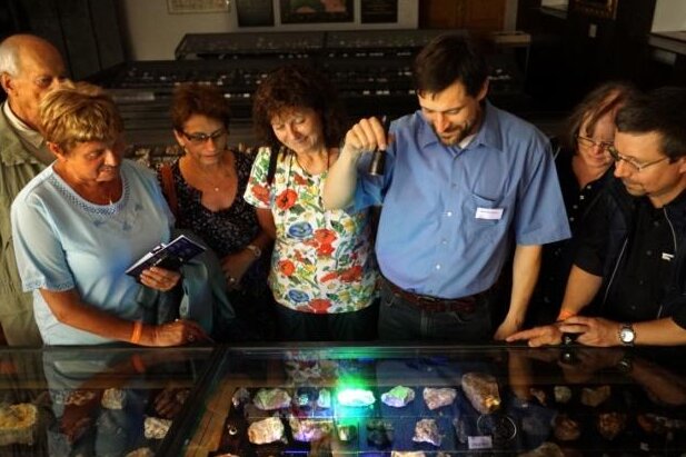 Zwickau lädt zum sechsten Mal zur Museumsnacht ein - Vergangenes Jahr zeigte unter anderem Sven Neuhaus (3. von rechts) Besuchern, wie Mineralien unter UV-Licht plötzlich besonders farbintensiv erstrahlen.