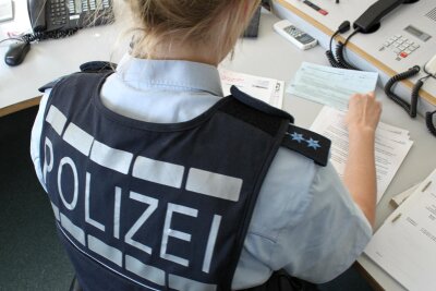 Zwickau: Männer verschwinden mit Jacke und Powerbank - Die Polizei hofft, dass Zeugen den Vorfall beobachtet haben.