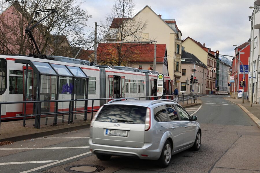 Zwickau-Marienthal: Ampeln werden zur Verringerung des Unfallrisikos neu programmiert - Straßenbahn und Autos kommen sich trotz Ampel zwischen Fritscheplatz und Jacobstraße häufig in die Quere.