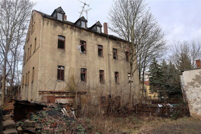 Zwickau: Marodes Wohnhaus an der Lothar-Streit-Straße kommt unter den Hammer - Das Gebäude Lothar-Streit-Straße 33 ist ein Fall für den Abrissbagger. Vorher soll es zwangsversteigert werden.
