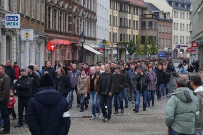 Zwickau: Mehr als 1200 Menschen bei Spaziergang und Gegendemo - Mehr als 1000 Menschen liefen am Samstagnachmittag durch die Zwickauer Innenstadt - angemeldet war der Zug als Spaziergang.