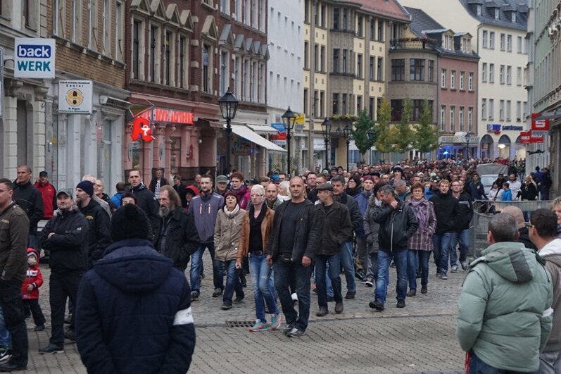 Zwickau: Mehr als 1200 Menschen bei Spaziergang und Gegendemo - Mehr als 1000 Menschen liefen am Samstagnachmittag durch die Zwickauer Innenstadt - angemeldet war der Zug als Spaziergang.
