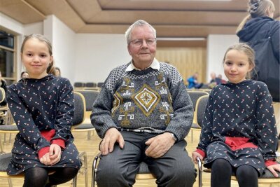 Zwickau: Messias-Chorprojekt verbindet Generationen - Smilla Lein (links), Runa Lein und Manfred Elsässer freuen sich darüber, dass beim Chorprojekt „Messias“ alle Generationen vertreten sind.