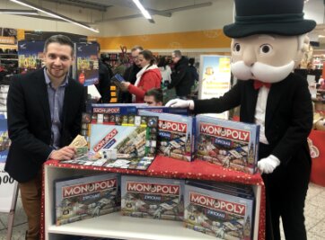 Zwickau Monopoly gibt's jetzt als 900-Jahre-Sonderedition - Florian Freitag (l.), geschäftsführender Gesellschafter der PolarI1 GmbH und Mister Monopoly präsentierten die 900-Jahre-Sonderedition des Zwickauer Monopoly-Spiels.