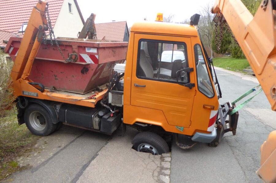 Zwickau: Multicar bricht in Straße ein - 