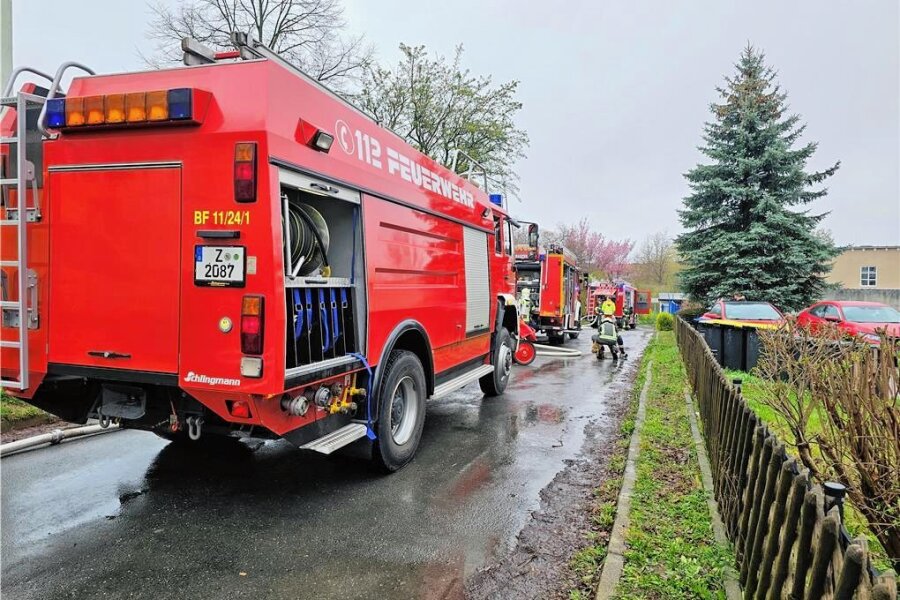Zwickau-Neuplanitz: Feuerwehr muss Laubenbrand löschen - Zu einem Laubenbrand sind Feuerwehrleute nach Neuplanitz gerufen worden.