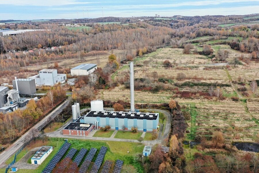 Zwickau nutzt mehr Sonnenernergie: Bau von Solarpark nimmt entscheidende Hürde - Hinter dem Blockheizkraftwerk der ZEV soll auf einer Fläche von 28 Hektar ein Solarpark entstehen. 