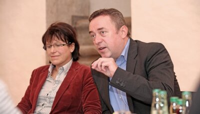 Zwickau/Plauen: Doppelter Stadtratsbeschluss zur Theater-Zukunft gefordert - Pia Findeiß und Ralf Oberdorfer vergangene Woche bei einer gemeinsamen Pressekonferenz.