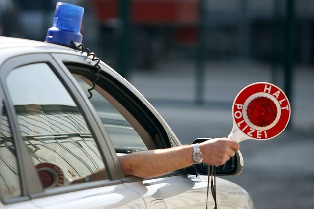 Zwickau/Plauen: Polizei erwischt Autofahrer mit nicht angeschnallten Kindern im Wagen - 