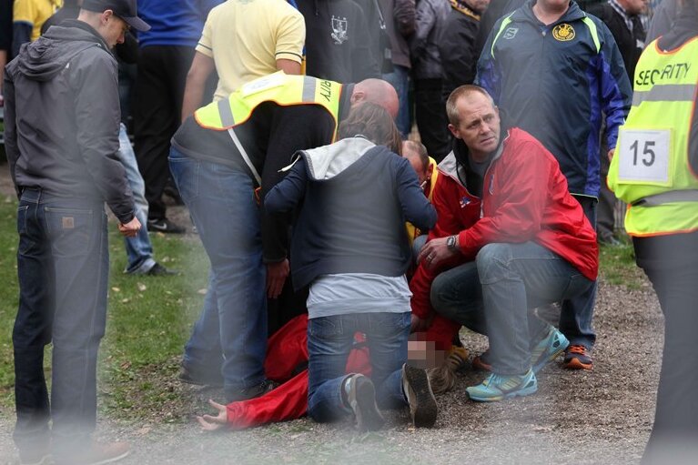 Zwickau: Polizeieinsatz gegen Fans von Lok Leipzig - sieben Verletzte - Eine Ordnerin der Leipziger wurde durch ein Tor, das sich plötzlich abrupt öffnete, getroffen und verletzt. Sie gehörte zu den sieben Verletzten am Rande der Regionalliga-Partie.