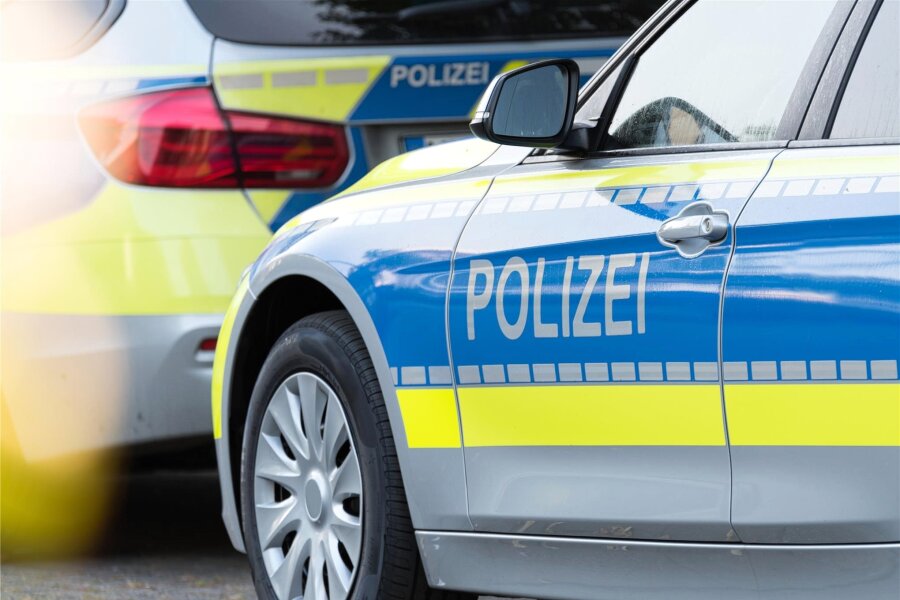 Zwickau: Polizeistreife nimmt Verfolgung eines Seat auf - Die Polizei hat nachts in zwickau eineen Seat verfolgt.