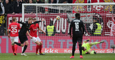 Zwickau punktet in Kaiserslautern - Zu früh gejubelt: Wegkamps Treffer in der ersten Hälfte wurde wegen Abseits nicht anerkannt.