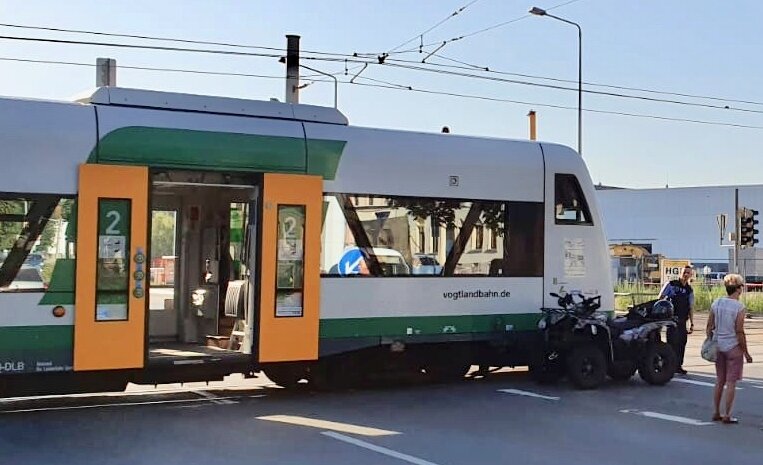 Zwickau: Quad-Fahrer schwer verletzt - Der Quadfahrer stieß mit einem Zug zusammen.