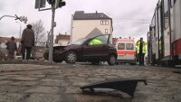 Bei einem Zusammenstoß zwischen einer Straßenbahn und einem Auto in Zwickau wurde am Montag eine Person verletzt. 