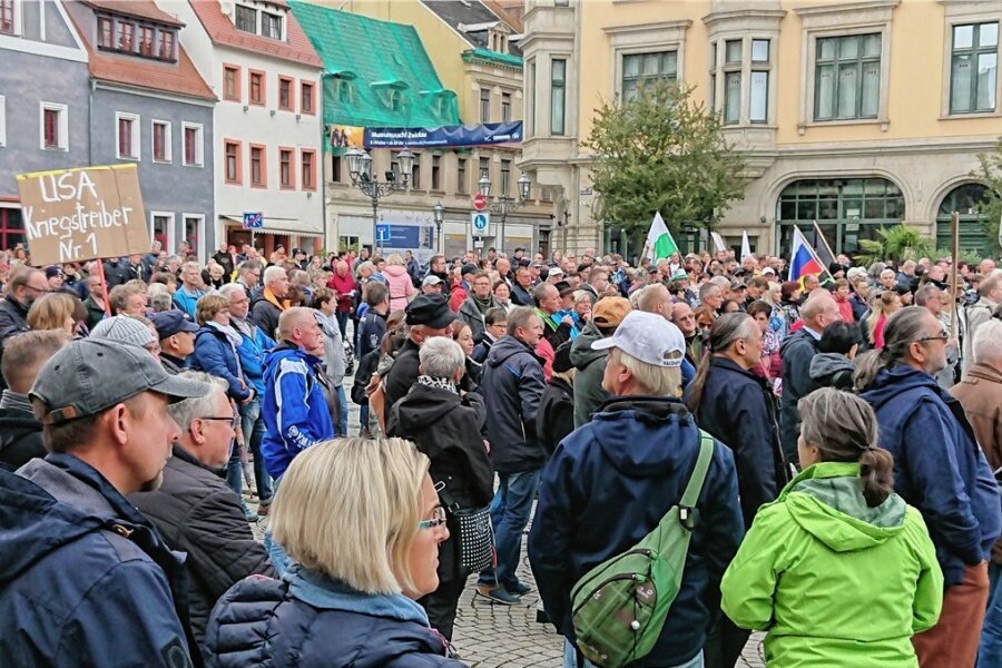 Das Bündnis Volksstimme und die "Freien Sachsen" haben am Sonntag in Zwickau demonstriert. Während laut Polizei den Zug durch die Stadt bis zu 1500 Menschen begleitet hatten, waren es während der Reden auf dem Hauptmarkt deutlich weniger Zuhörende.