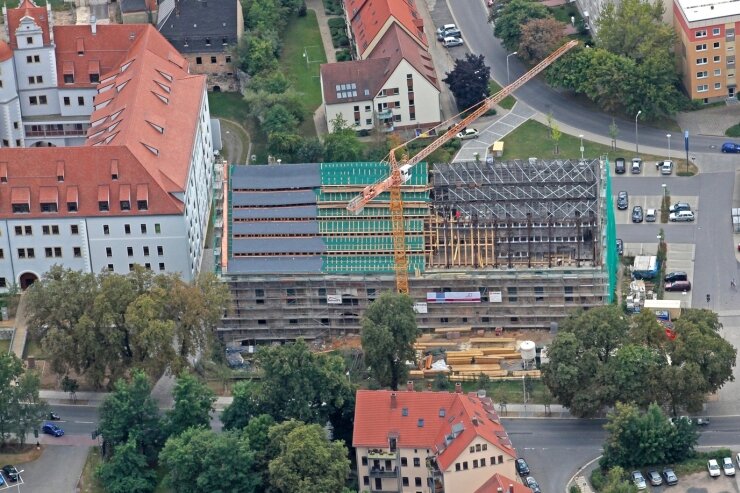 Zwickau: Sanierung des Kornhauses geht planmäßig voran - Das Kornhaus aus der Luft: Links ist das Dach fertig saniert, der Mittelteil ist gerade im Bau und rechts der alte Zustand des Daches.