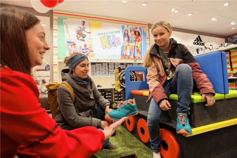 Zwickau: Schuhladen in Arcaden empfängt Kunden in neuen Räumen - Verkäuferin Anne Wohlfahrt (links) berät im neu eröffneten Laden "P&P Shoes" Simone Drese mit Tochter Elena.