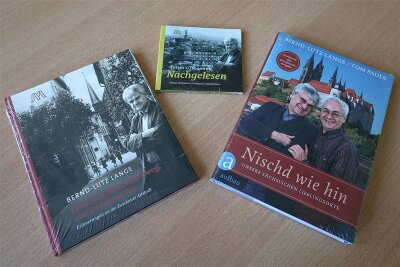 Zwickau: Schulen erhalten Bücher aus der Feder von Bernd-Lutz Lange - Jeweils elf Exemplare der beiden Bücher und der CD wurden an Zwickauer Schulen übergeben.