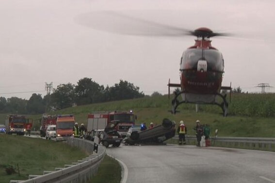 Ein schwerer Verkehrsunfall hat sich am Samstagvormittag auf dem Autobahnzubringer in Zwickau ereignet.