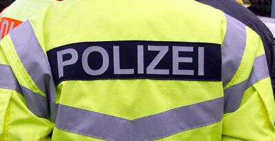 Zwickau: Skoda gerät ins Gleisbett - Straßenbahnverkehr blockiert - 