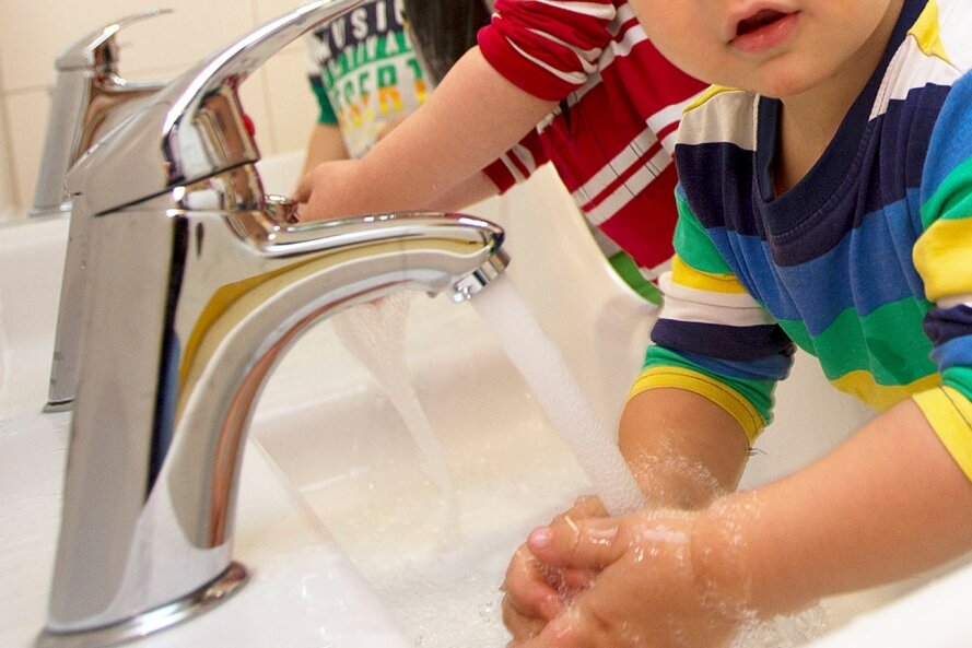 Zwickau spart Warmwasser in Schulen und Kitas - Händewaschen im Kindergarten soll künftig nur noch mit kaltem Wasser möglich sein. 
